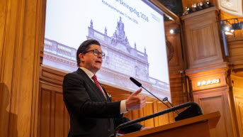 Talmannen bakom talarstolen under forskningsdagen 2026