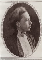 Svartvit bild på Elisabeth Tamm tagen i profil.