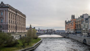 Riksbron mellan Riksdagshuset och Rosenbad är full med människor som köar för att få komma in i Riksdagshuset.