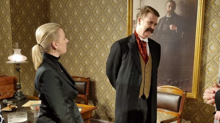 Vikarierande landshövding Anna Olofsson tillsammans med guide från Alfred Nobels Björkborn.