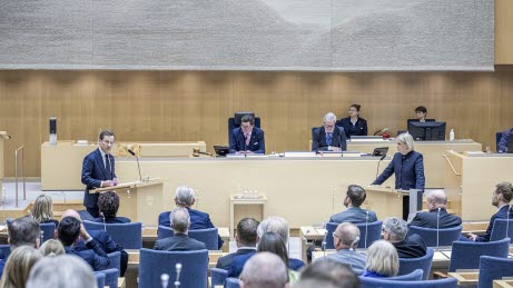 Statsminister Ulf Kristersson och Magdalena Andersson debatterar,