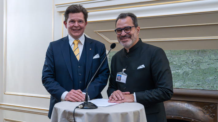 Talman Andreas Norlén och Ideas representant står vid ett bord.