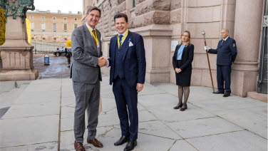 Talmannen skakar hand med Ålands talman.