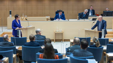 Utrikesminister Maria Malmer Stenergard (M) debatterar med Morgan Johansson (S) under den utrikespolitiska debatten.