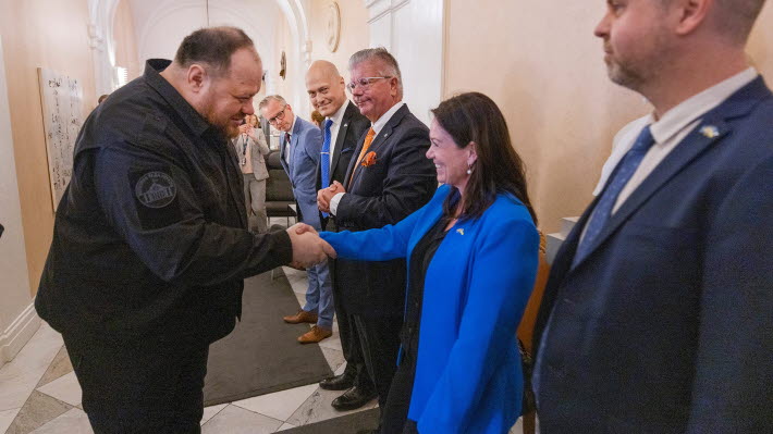 Ukrainas talman Ruslan Stefanchuk hälsar på några av riksdagens ledamöter.