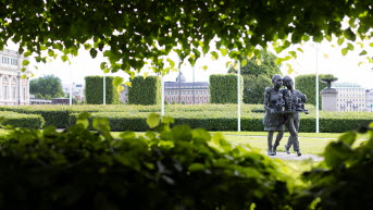 Konstverket mellan gröna träd och buskar. 