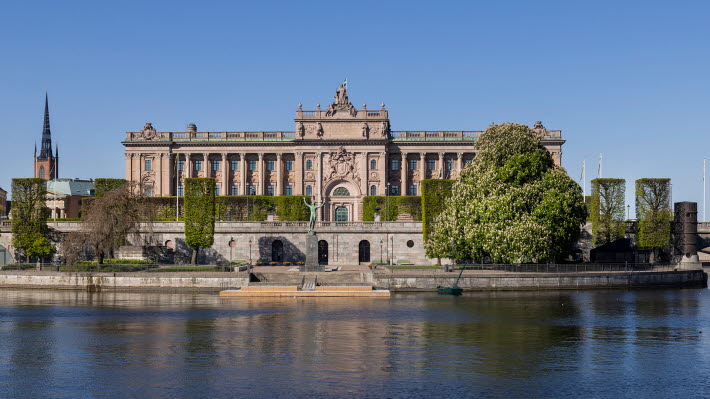 Östra riksdagshuset en solig vårdag.