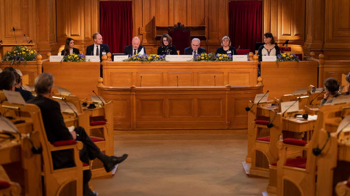 Seminarium med mottagare av Nobels fredspris 13 dec 2022. Paneldeltagare och åhörare i Andrakammarsalen.