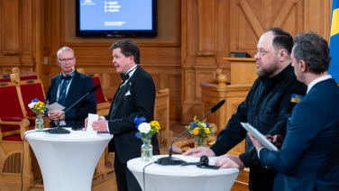 Four people stand on the platform.