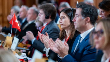 Participants clap their hands.