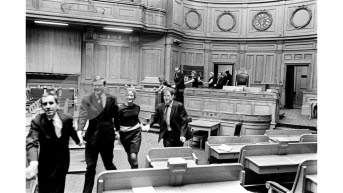 Ledamöter dansar ut tvåkammarriksdagen i Andrakammarsalen