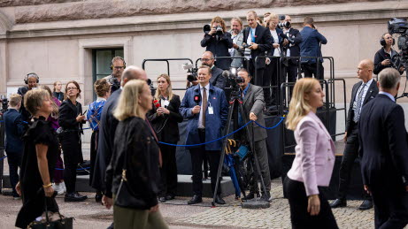 Journalister står på Riksplan och intervjuar passerande.