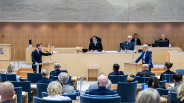 Statsminister Ulf Kristersson (M) och Magdalena Andersson (S) debatterar från var sin talarstol.