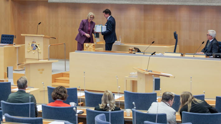 Finansministern lämnar över budgetpropositionen till talman Andreas Norlén