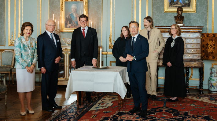 Kungaparet, talmannen och statsministern lämnar över en gåa.